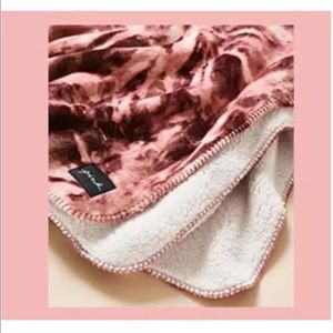 Victoria’s Secret PINK Sherpa Blanket Tie Dye NWT